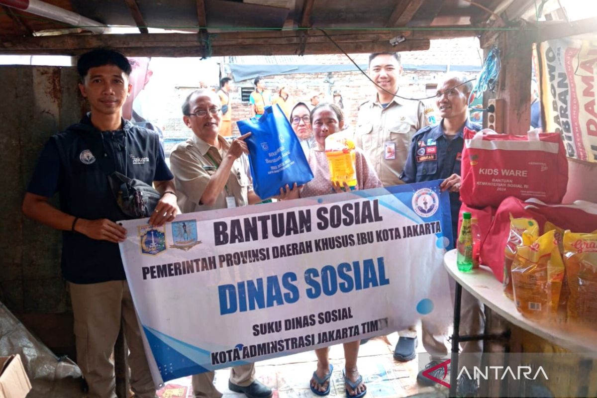 Pemkot Jaktim beri bantuan penyintas kebakaran di Utan Kayu Selatan