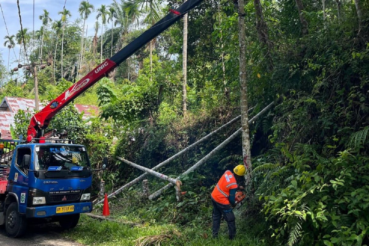 Momentum Hari Kesaktian Pancasila, PLN ULP Balai Selasa Gencarkan Pembersihan ROW dan Gelar Peralatan
