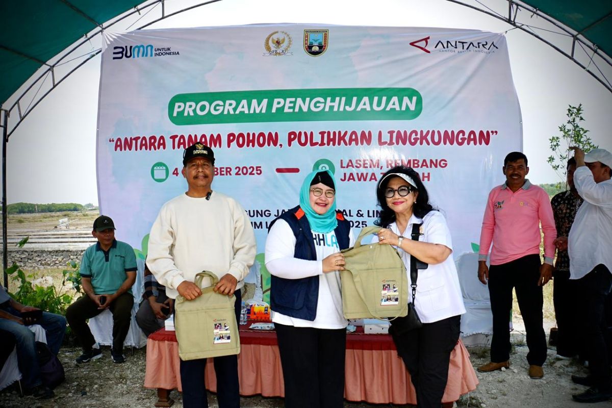 LKBN ANTARA dan Komisi VII DPR RI tanam 500 bibit buah di Rembang
