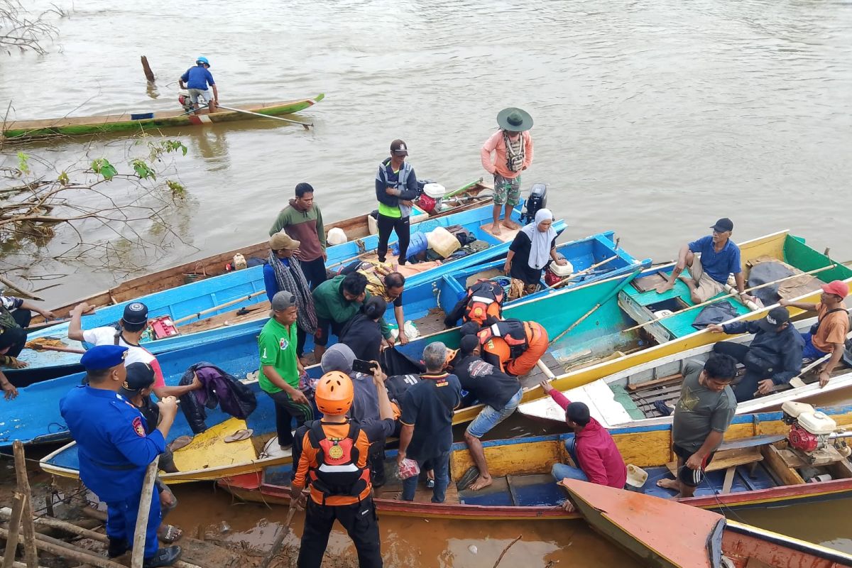 Tim SAR evakuasi jasad wanita yang diterkam buaya di Sungai Konawe Utara