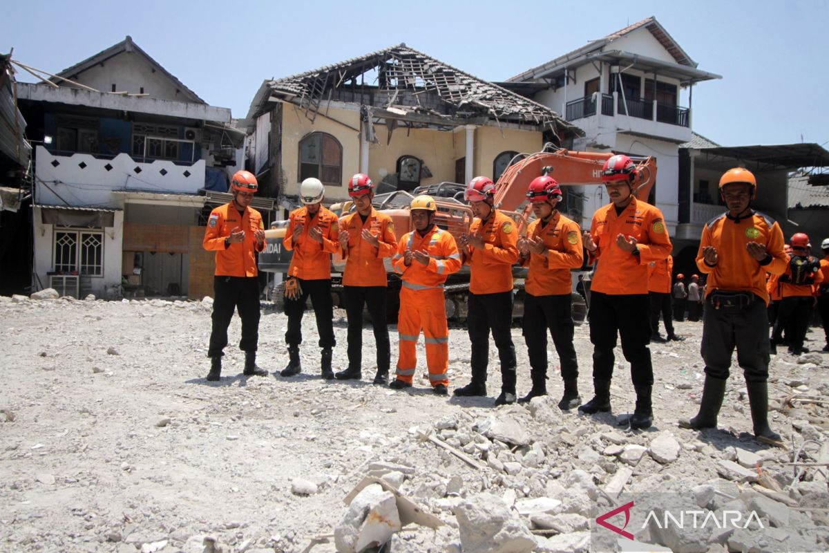 Indonesia ends search at Sidoarjo school collapse, 67 dead confirmed