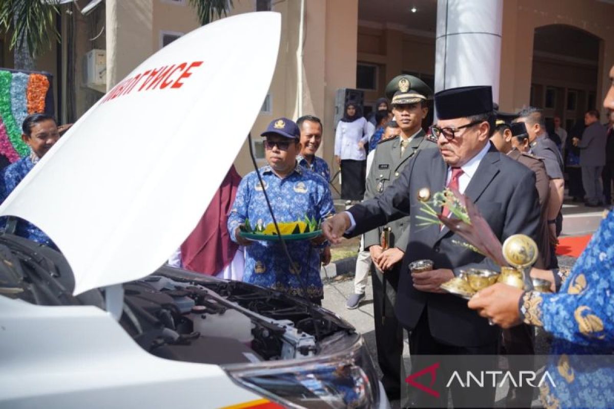 Pemkab Nagan Raya serahkan bantuan ambulans kepada puskesmas Alue Bilie
