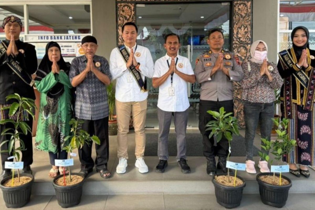 Bank Jateng Jepara bagikan pohon buah pada Hari Pelanggan Nasional