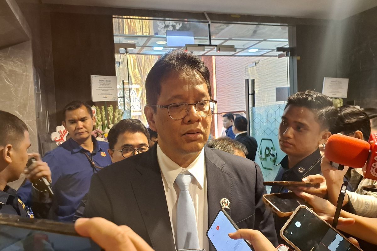 Indonesia to reassess export FX policy over weak reserve gains