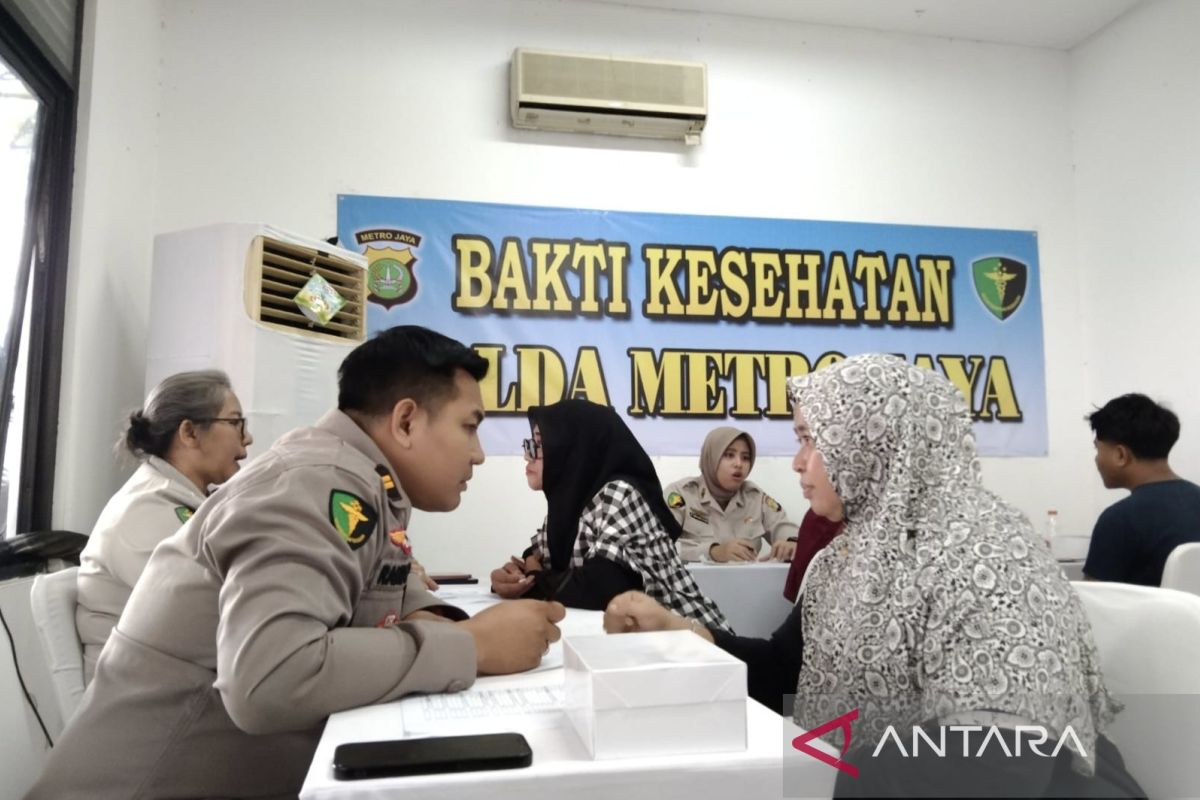 Polda Metro Jaya gelar bakti kesehatan dan pembagian sembako untuk warga di Jaktim