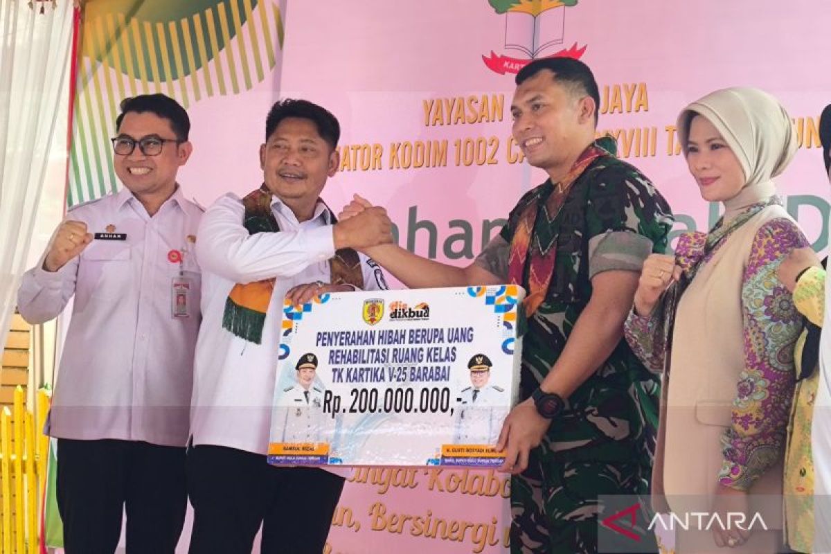 Bupati HST serahkan hibah Rp200 juta untuk rehabilitasi TK Kartika V-25 Barabai