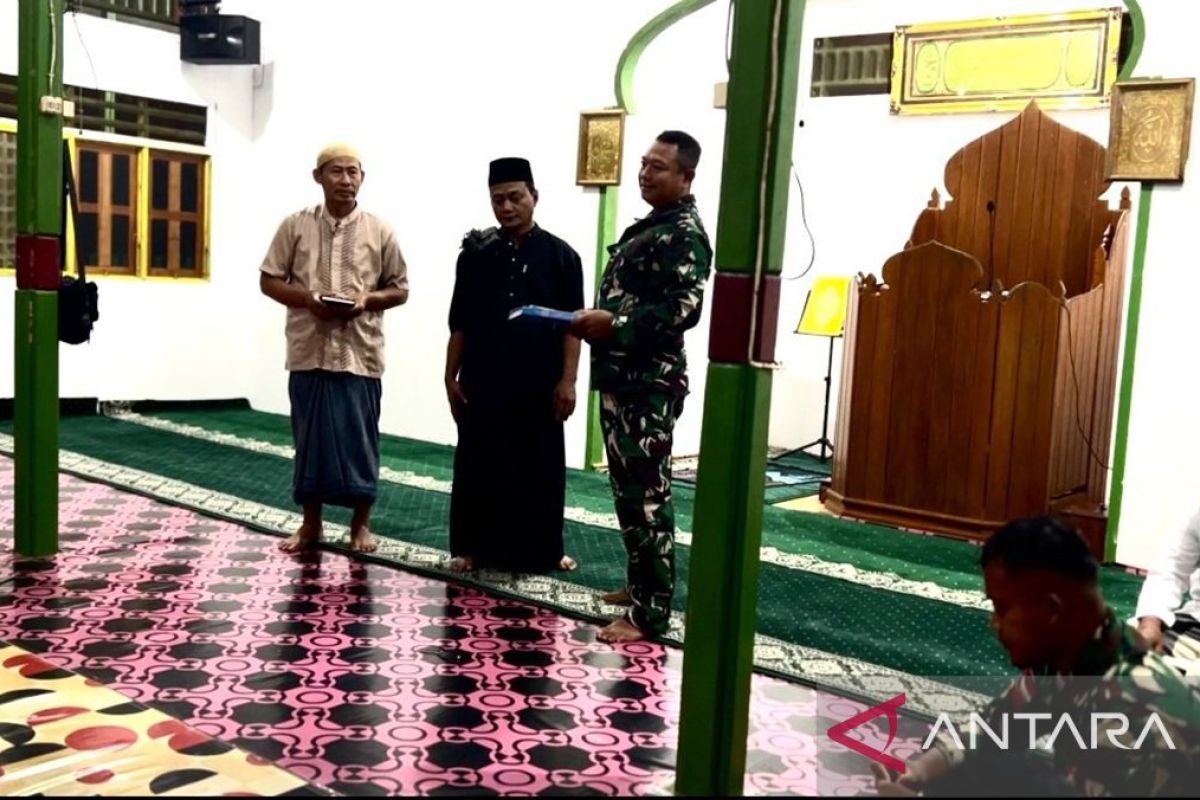 Satgas Yonif 511/DY salurkan Al Quran ke pedalaman Papua