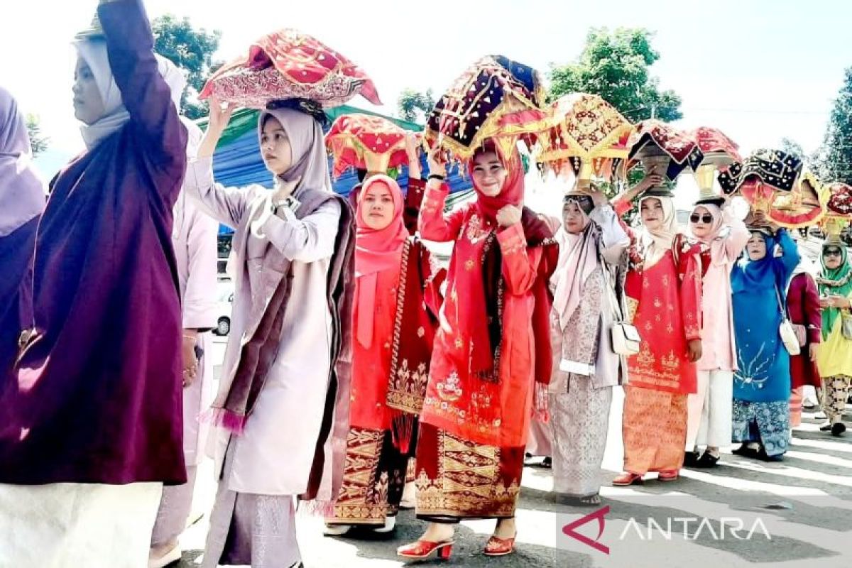 Parade budaya Makan Bajamba meriahkan HUT ke 80 Kabupaten Pasaman