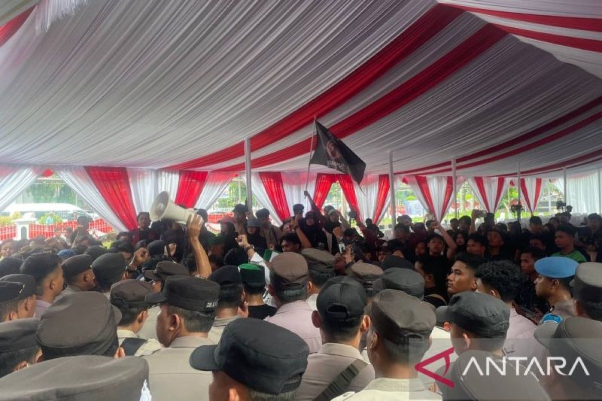 Mahasiswa geruduk gedung DPRD saat HUT ke-499 Kabupaten Serang
