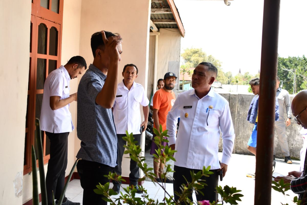 Wabup Manggarai mengunjungi korban gigitan anjing diduga rabies