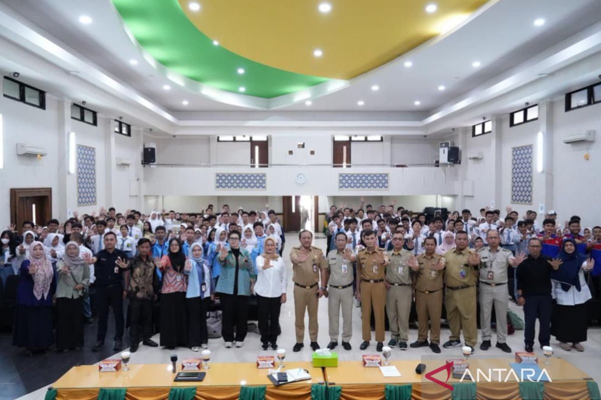 Pemkot Jaktim bina pelajar SMA/SMK agar sadar dan taat hukum