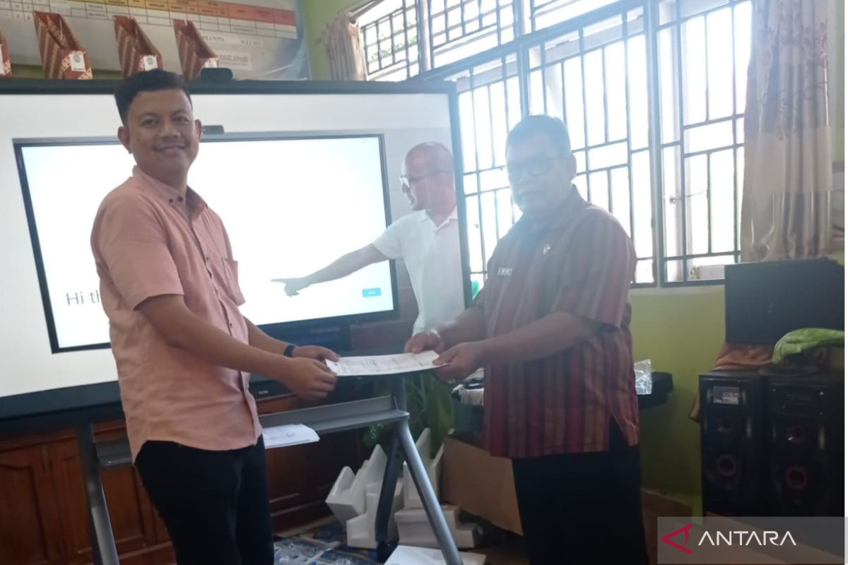 Sudah 54 SD di Sawahlunto Terima Interactive Flat Panel dari Kemendikbudristek