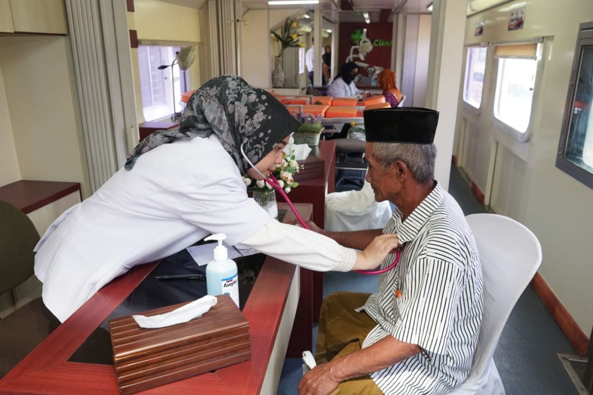 Rail Clinic beri layanan kesehatan gratis di Stasiun Ledokombo Jember