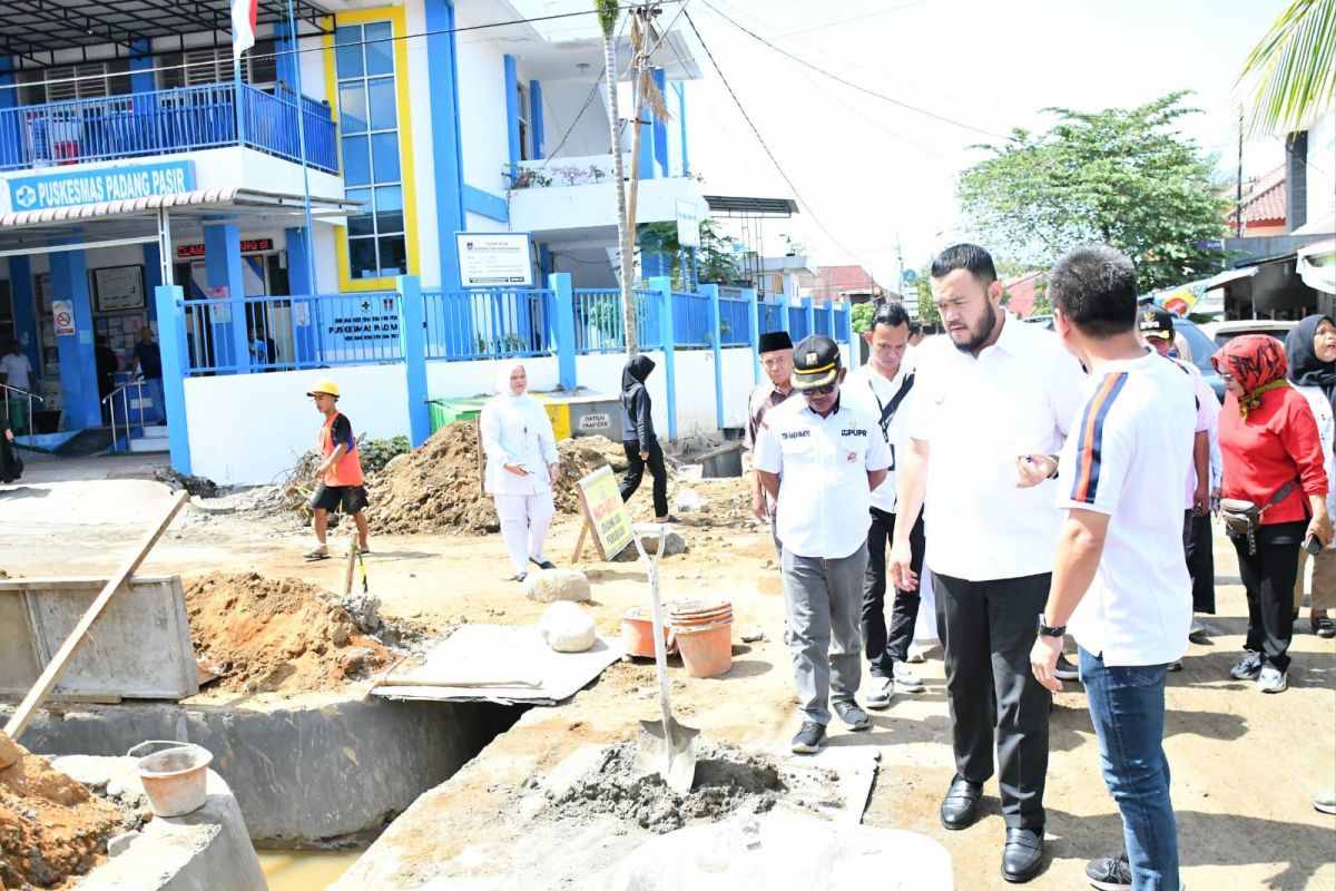 Wako Fadly Amran tinjau langsung pengerjaan rehabilitasi saluran drainase di Kelurahan Padang Pasir