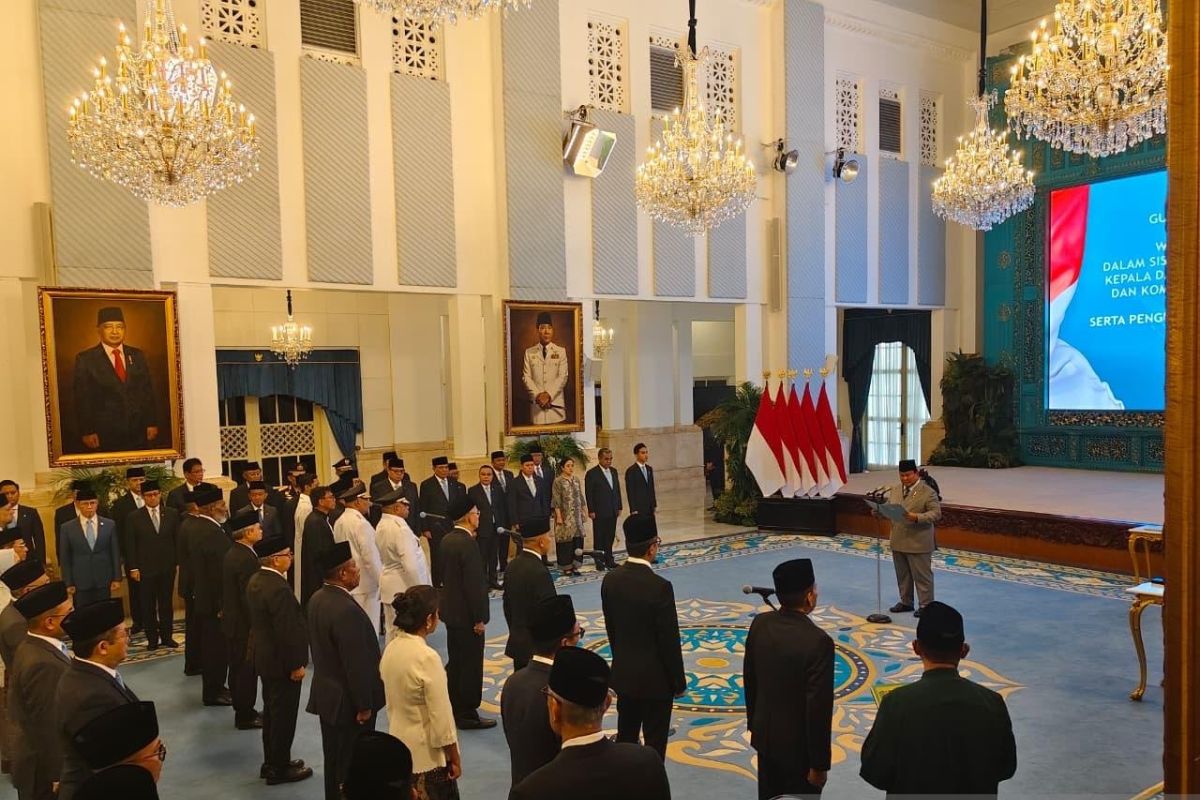 Presiden Prabowo lantik Dirgayuza Setiawan-Agung Gumilar sebagai Asisten Khusus