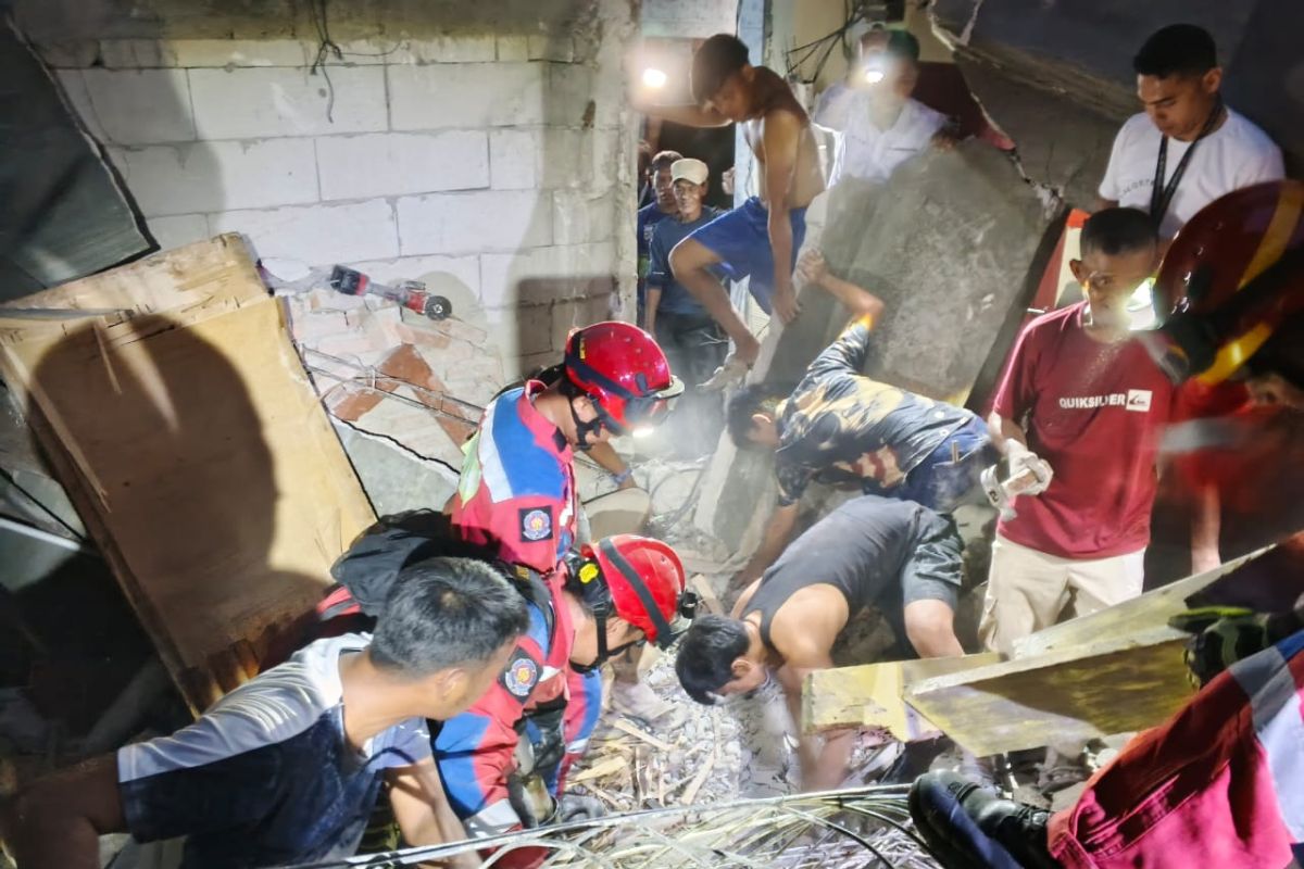 Gulkarmat evakuasi korban tertimpa bangunan dalam kondisi luka-luka