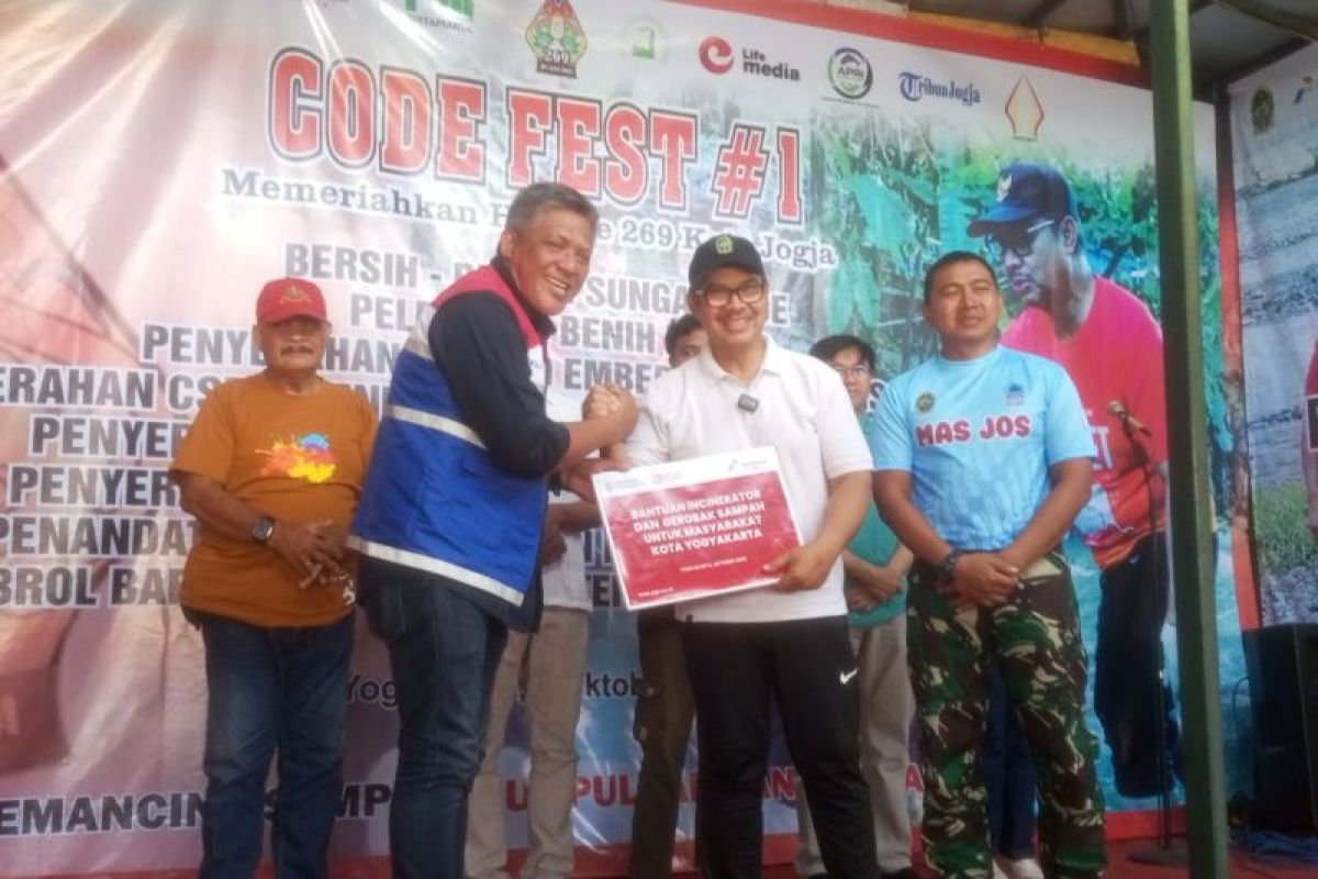 PGN serahkan bantuan CSR 50 gerobak sampah dan insinerator untuk dukung pengelolaan sampah di Yogyakarta