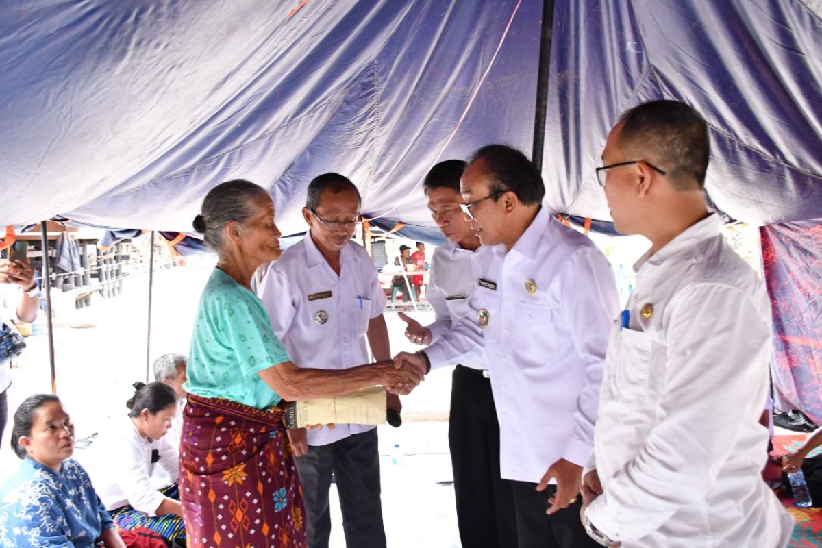 Pemkab Samosir kembali bantu korban kebakaran Sidahi, Wabub serahkan Adminduk dan uang tunai