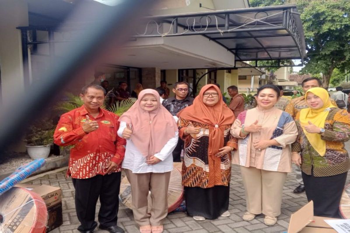 Titiek Soeharto serahkan alsintan pada kelompok tani di Kulon Progo