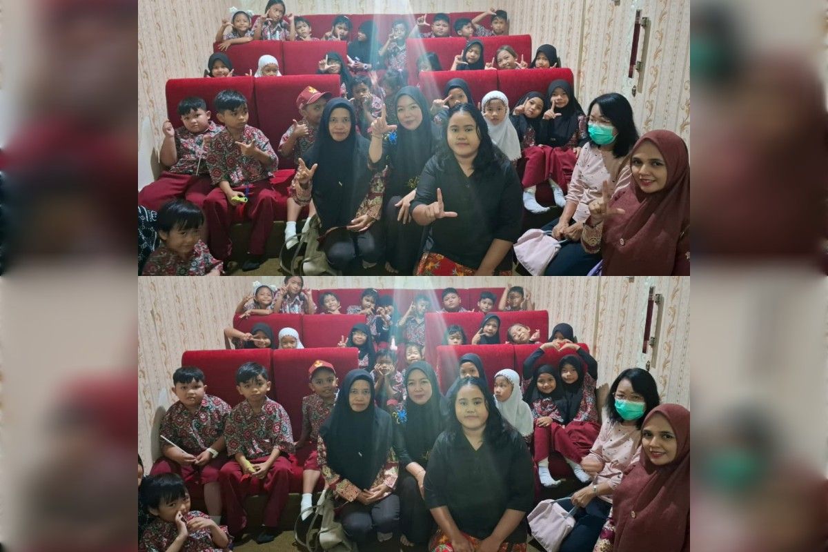 Disarpustaka Kapuas ajak siswa SDN 5 Selat Hilir belajar lewat film edukasi