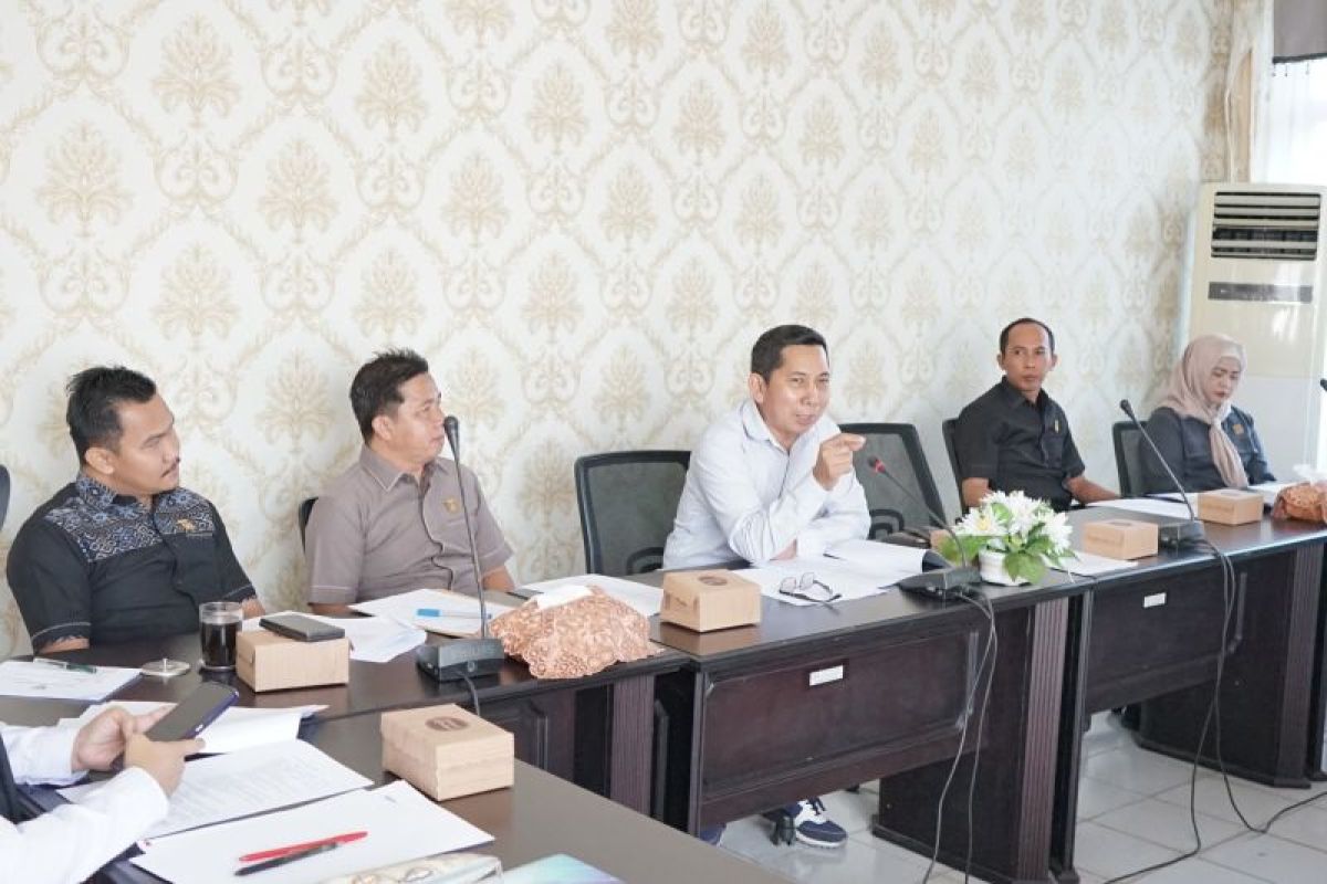 Komisi III DPRD HSS raker bahas raperda penanaman modal