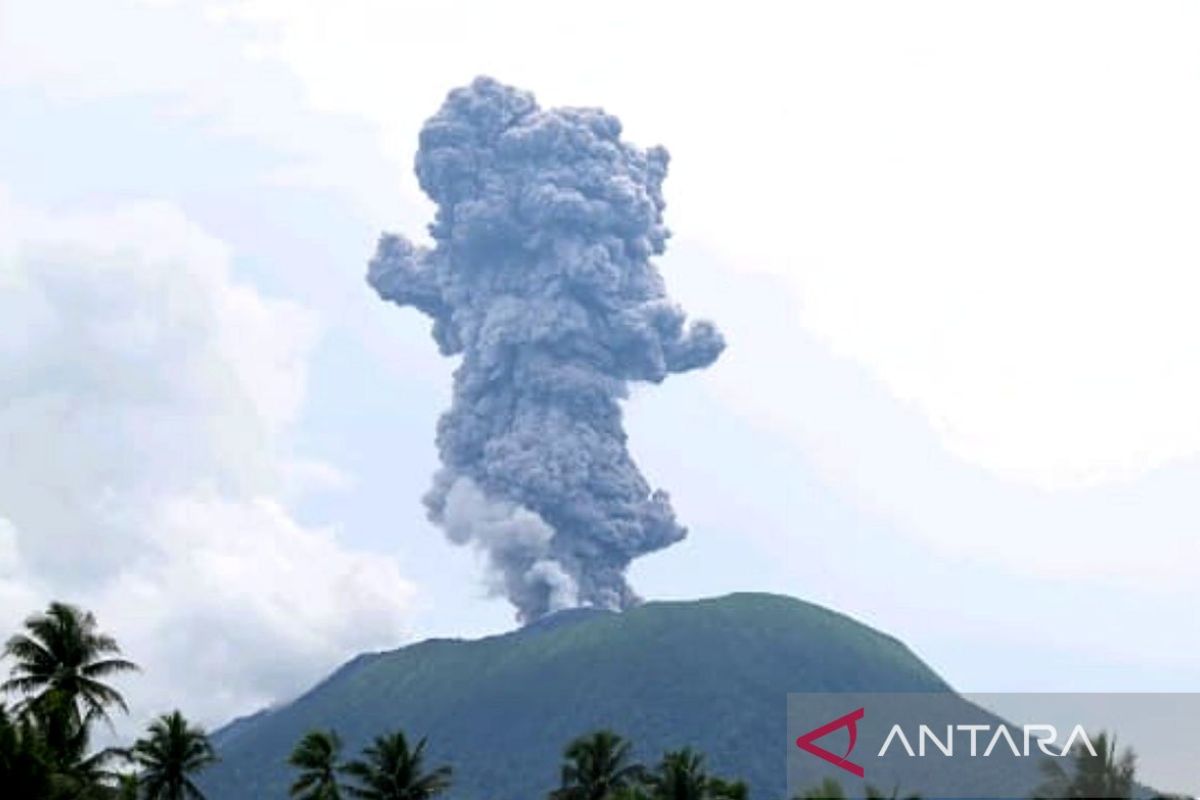 Gunung Ibu lontarkan abu vulkanik hingga setinggi 2 kilometer