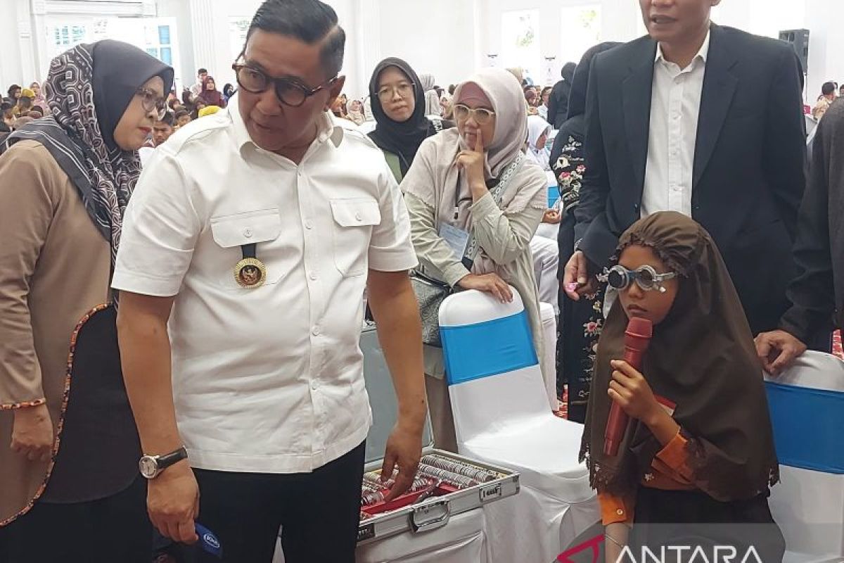 Pemkot Bukittinggi bagikan 1.000 kacamata gratis untuk pelajar