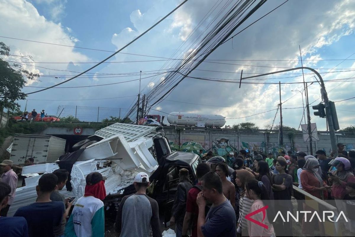 Korban kecelakaan truk terjun di Tol Tangerang meninggal dunia