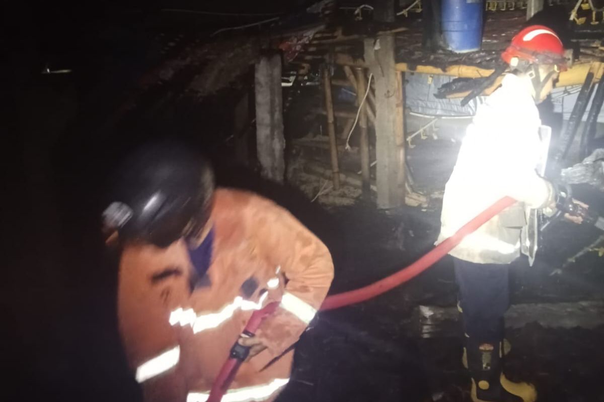 BPBD Bantul mengerahkan dua armada padamkan kebakaran kandang ayam