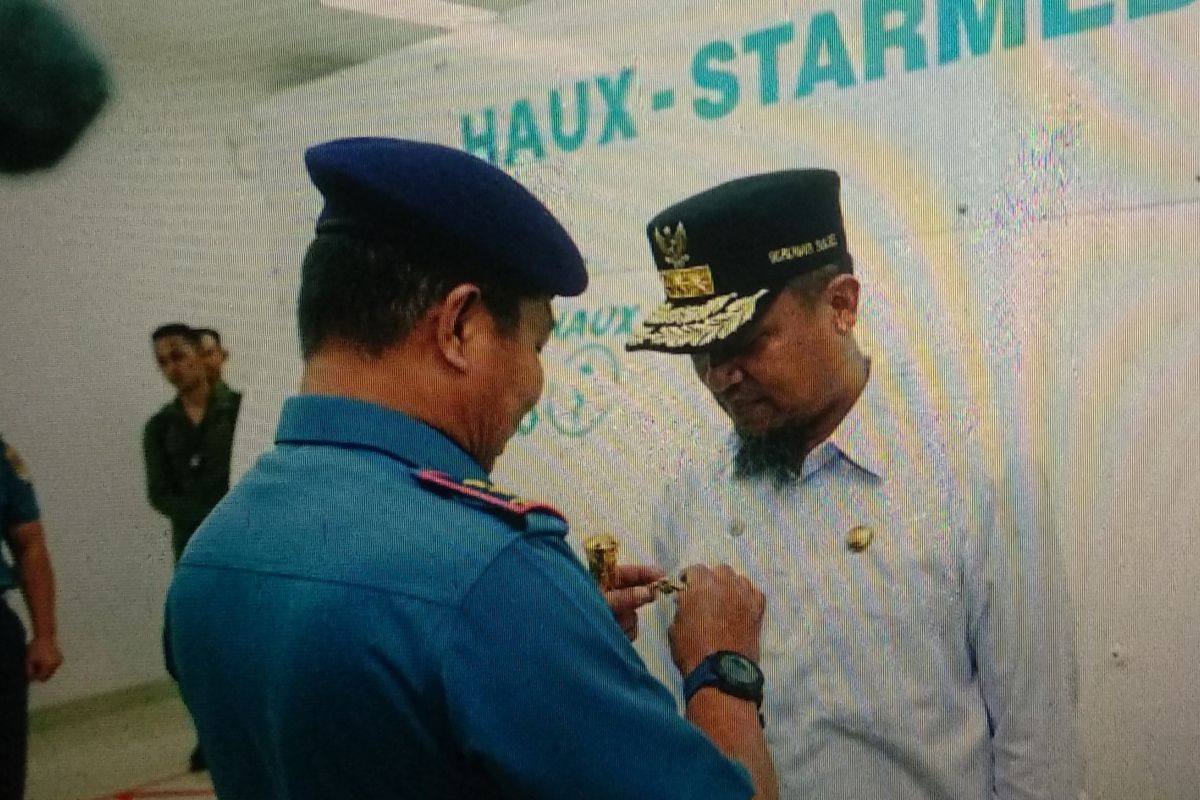 Gubernur Sulsel terima brevet kehormatan Hiperbarik TNI AL