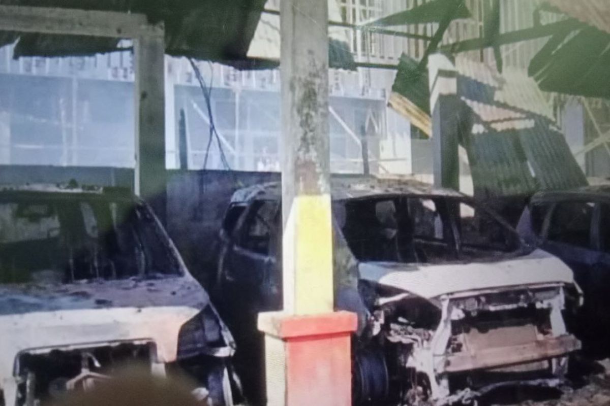 4 mobil dinas terbakar mengenaskan di parkiran Kantor Bupati Bulukumba