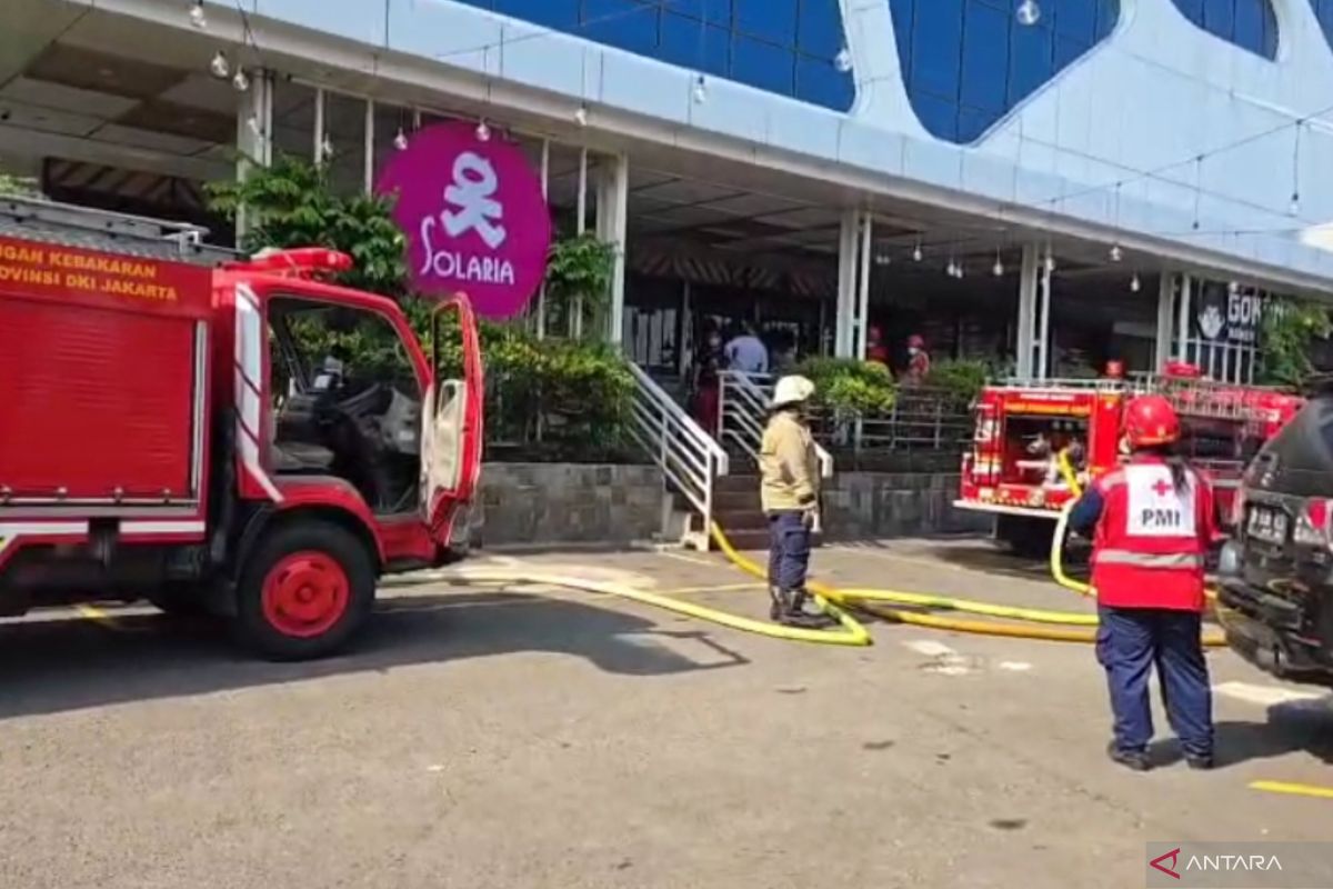 Restoran di Mal Ciplaz Klender terbakar