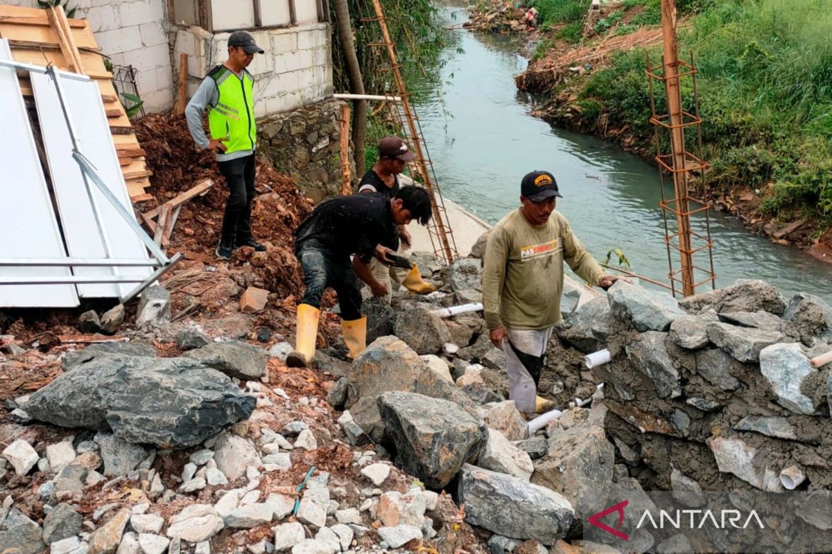 Perbaikan turap Kali Cipinang Jaktim ditargetkan selesai akhir Oktober