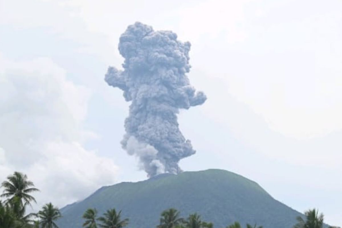 Gunung Ibu  lontarkan abu vulkanik hingga 2.000 meter