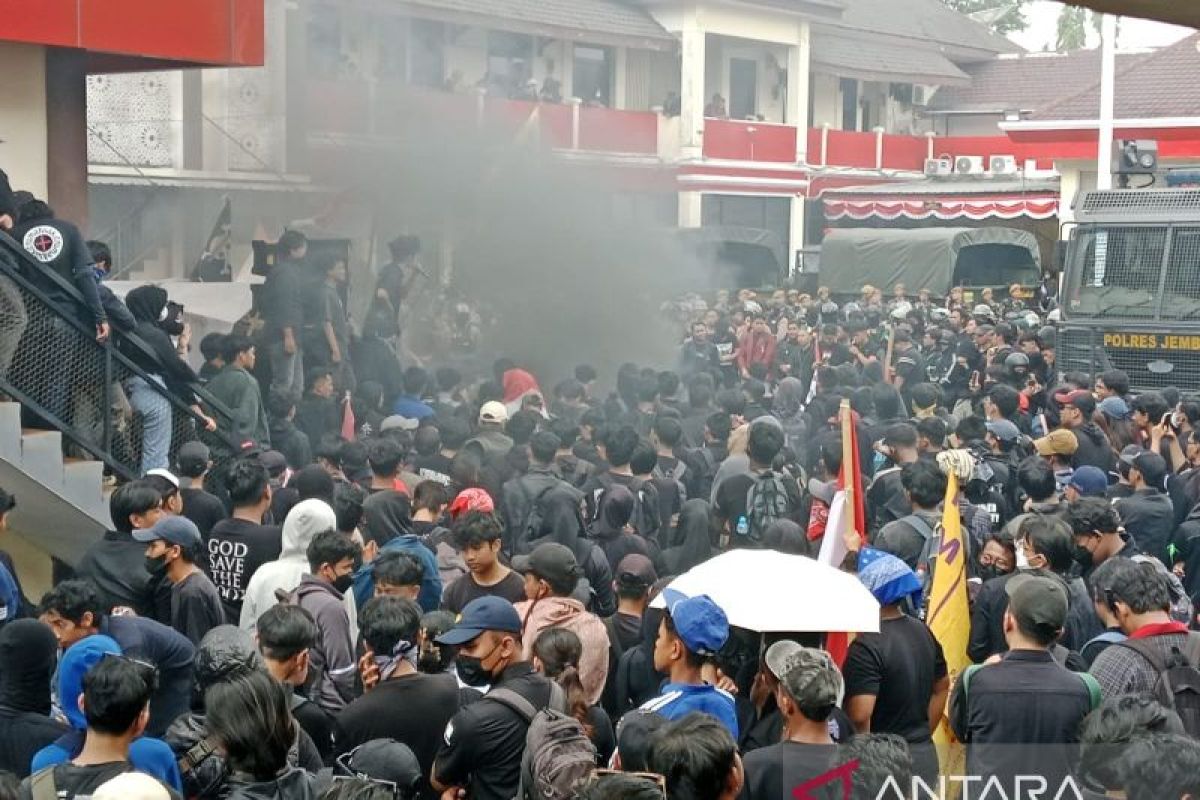Polres Jember masih tahan delapan aktivis terkait kasus perusakan