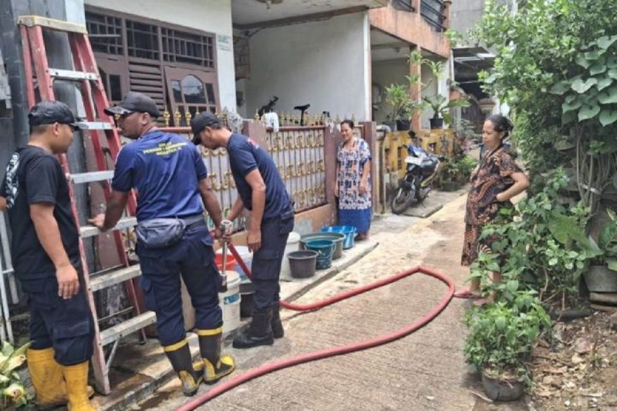 Pipa bocor, BPBD Tangerang sediakan air bersih bagi pelanggan Perumda