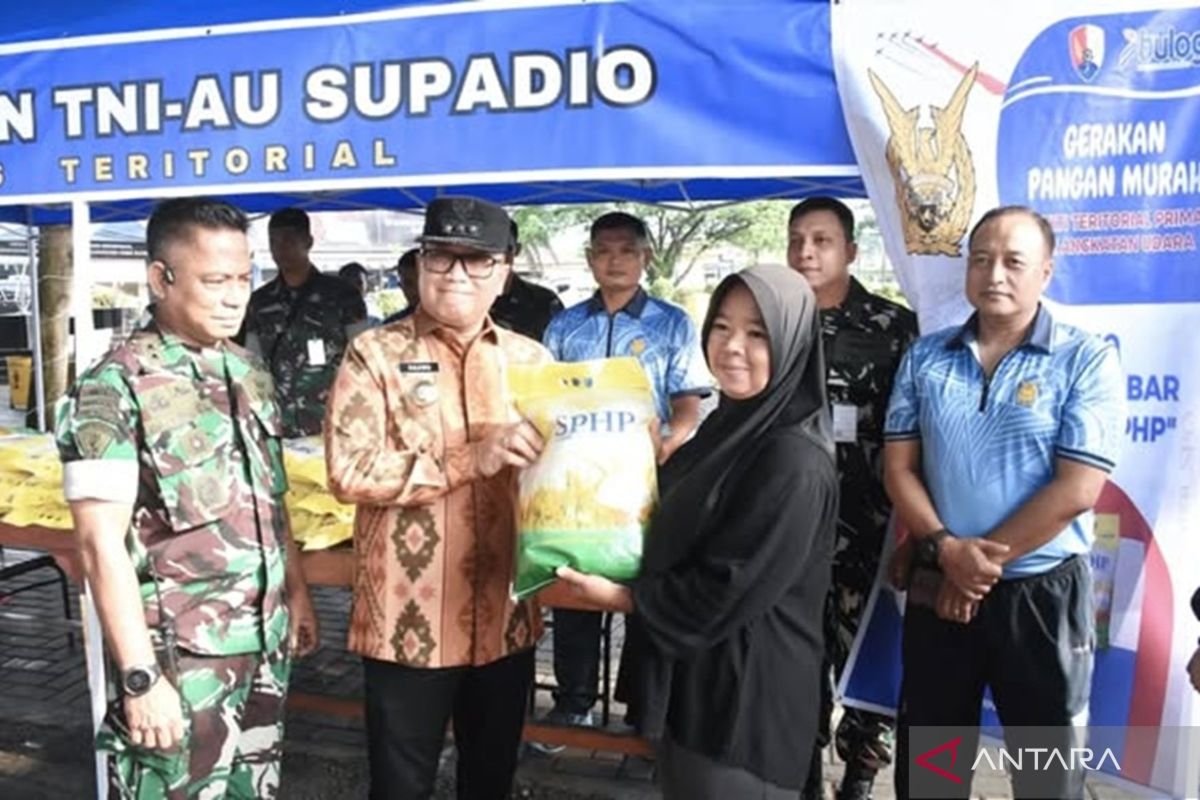 TNI AU-Bulog gelar Gerakan Pangan Murah di Sungai Raya