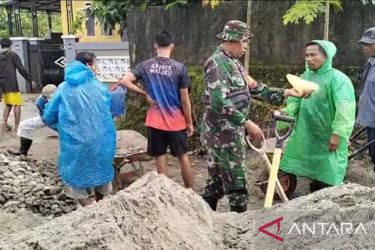 Satgas TMMD ke-126 Kodim 1504  Ambon bangun rumah warga di Teluk Ambon