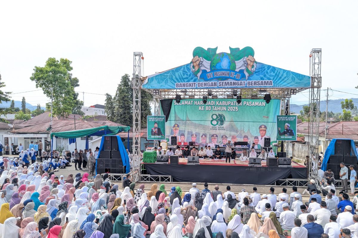 Ribuan jamaah padati halaman GOR Tuanku Rao, Pasaman ikuti tabligh akbar ustad Ucay Batubara