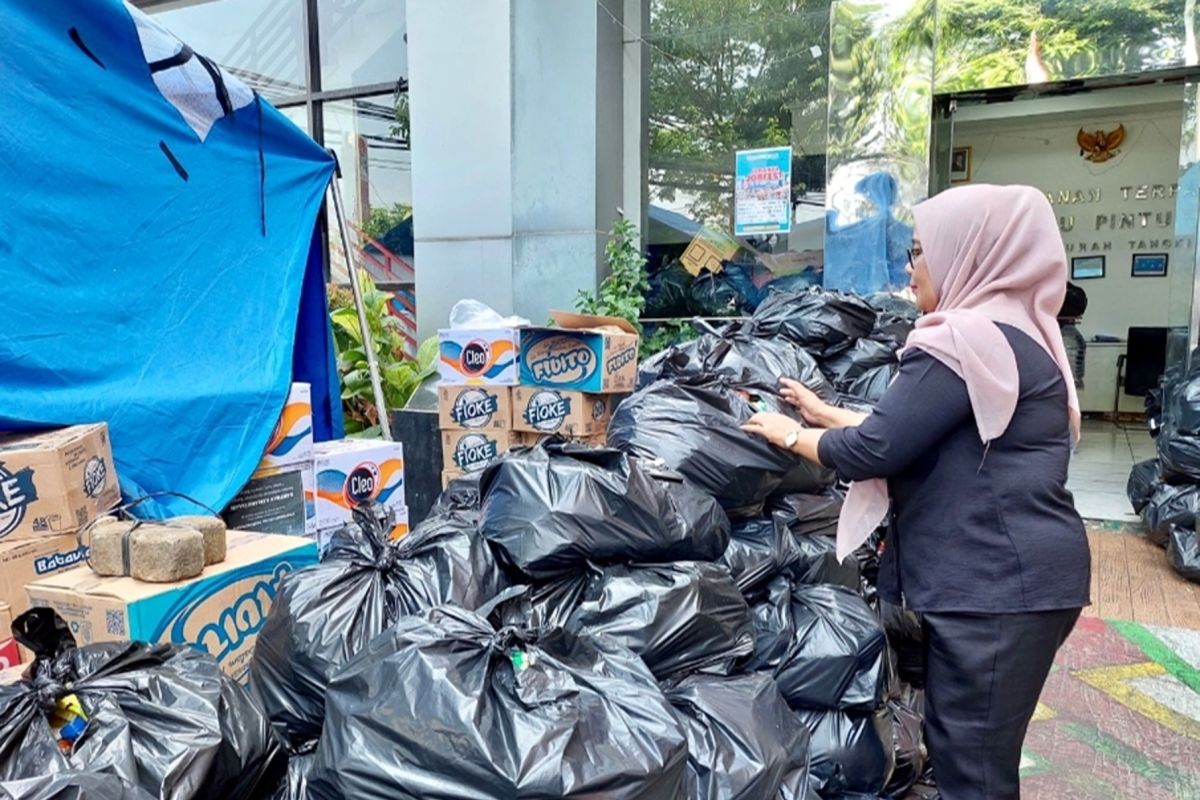 1.200 paket sembako disalurkan kepada penyintas kebakaran Tangki