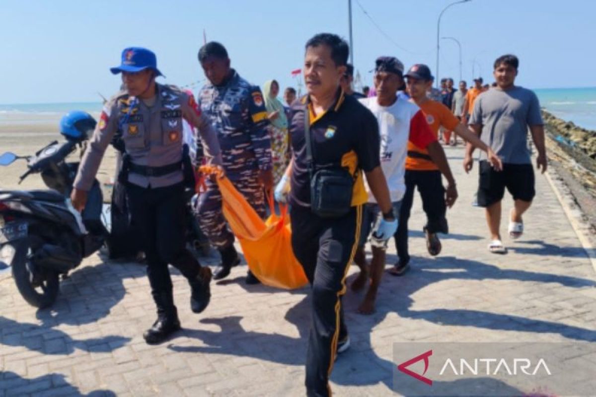 Tim gabungan evakuasi mayat misterius di pantai Pamekasan