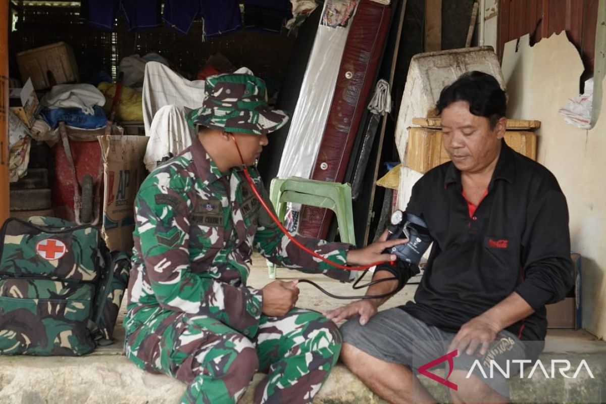 Satgas TMMD lakukan pelayanan kesehatan di Desa Tonala