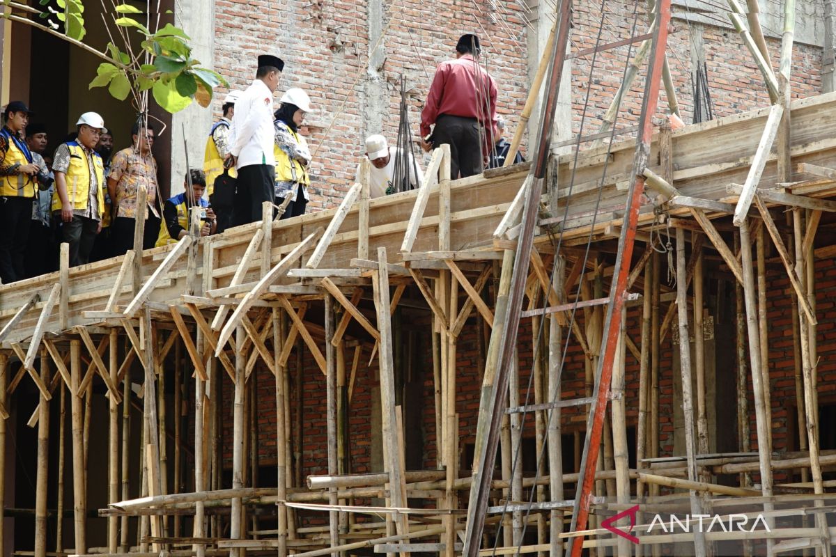 Gotong royong membangun pondok pesantren yang aman dan nyaman