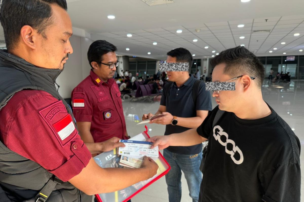 Imigrasi Kediri deportasi dua warga Tiongkok