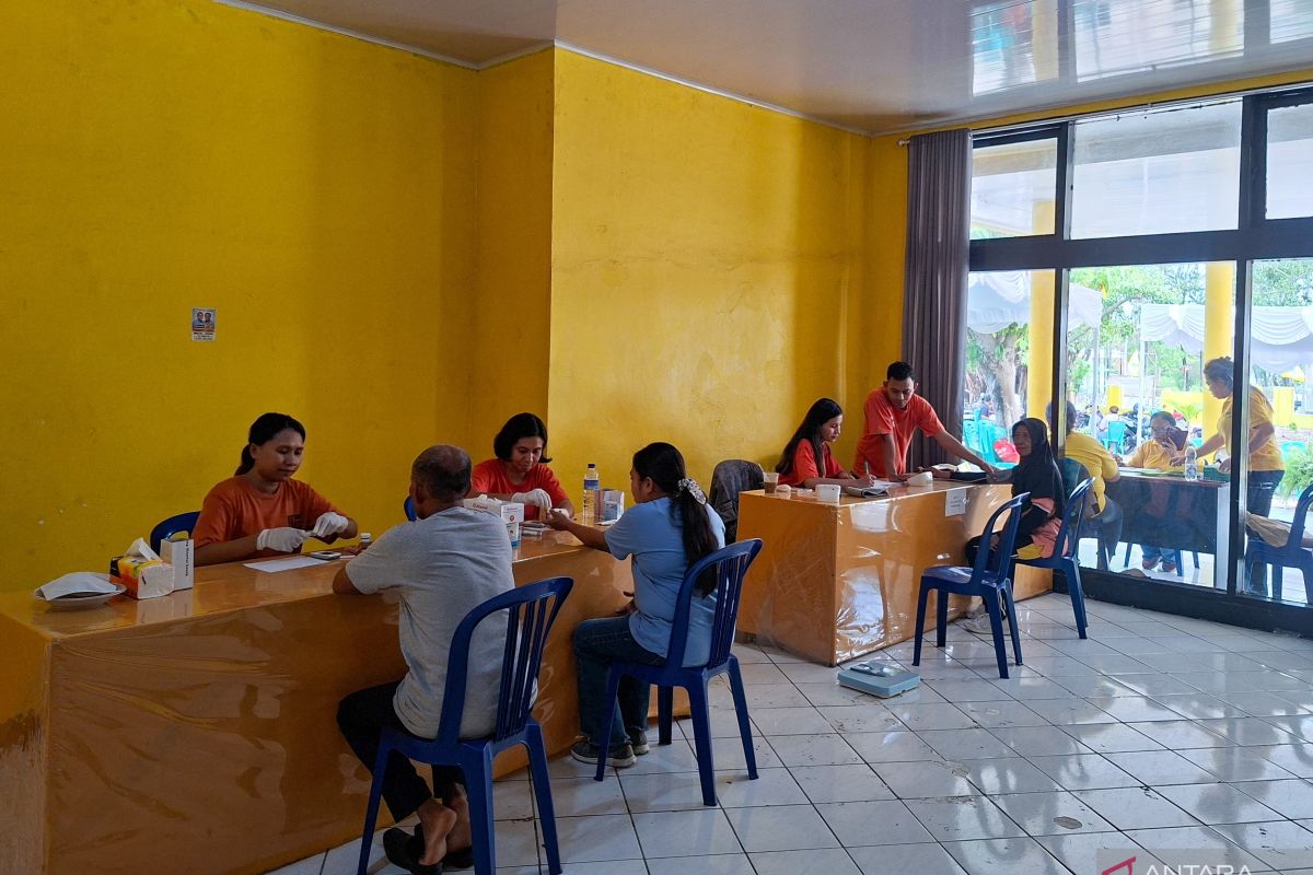 Golkar NTT berikan layanan pengobatan gratis bagi 200 warga Kota Kupang