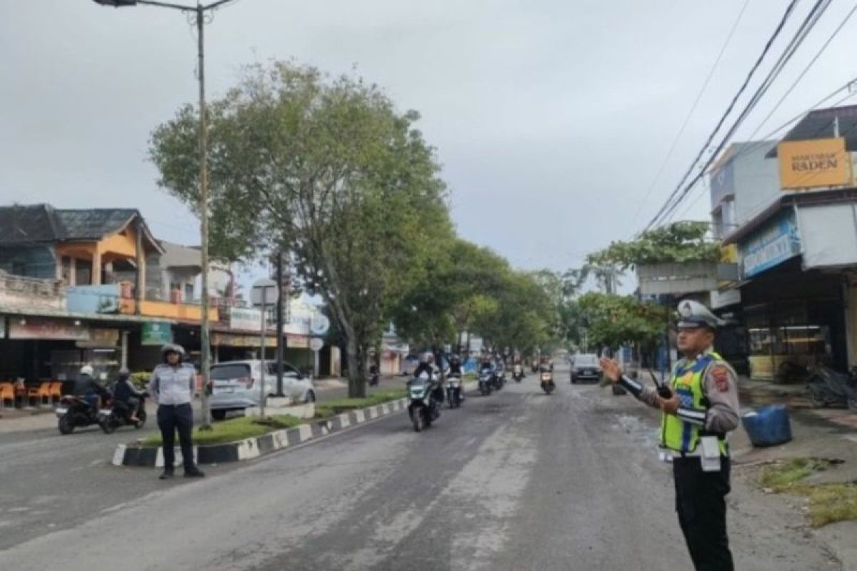 Personel Satlantas Polres Langkat atur lalin guna memastikan kelancaran lalin