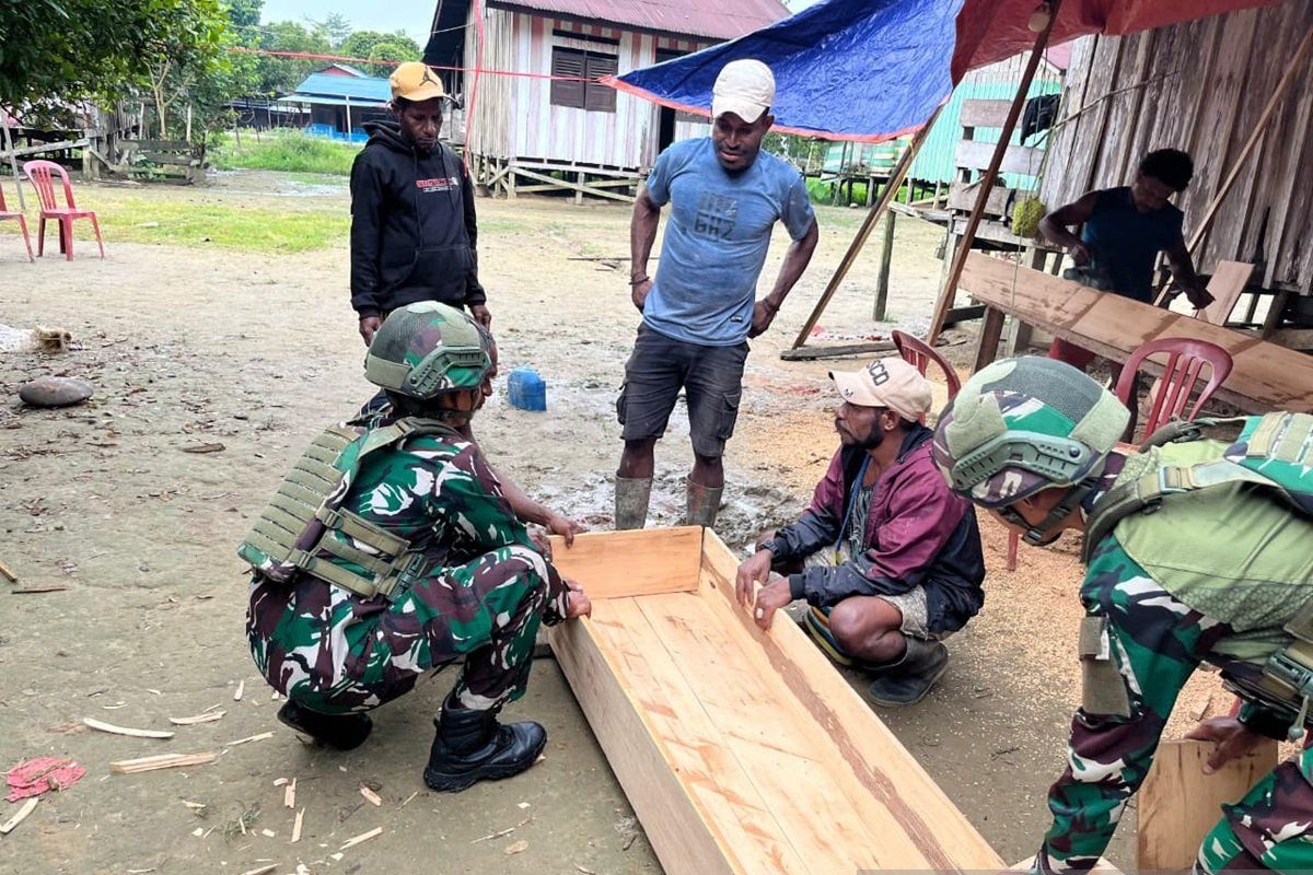 Satgas Yonif 521/DY bantu membuat peti jenazah warga pedalaman Papua