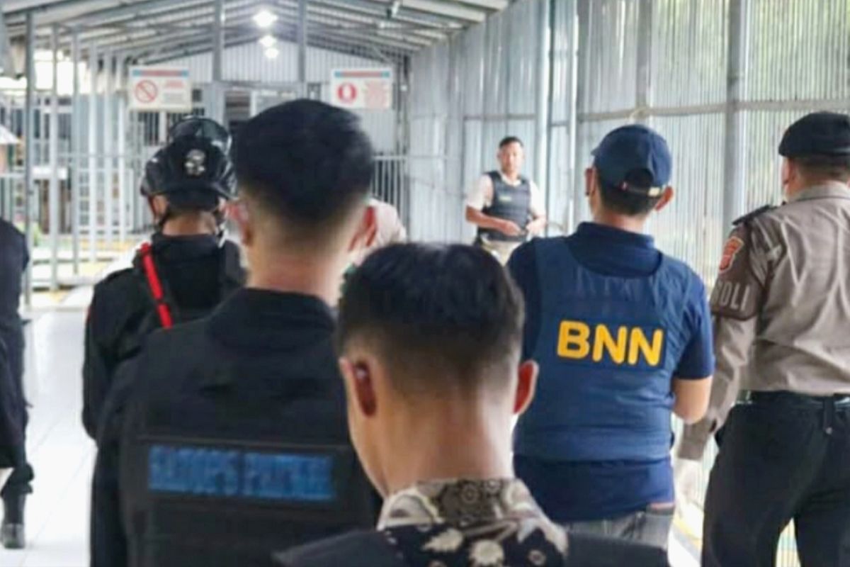 Petugas musnahkan delapan ponsel milik warga binaan saat razia di Lapas Karawang