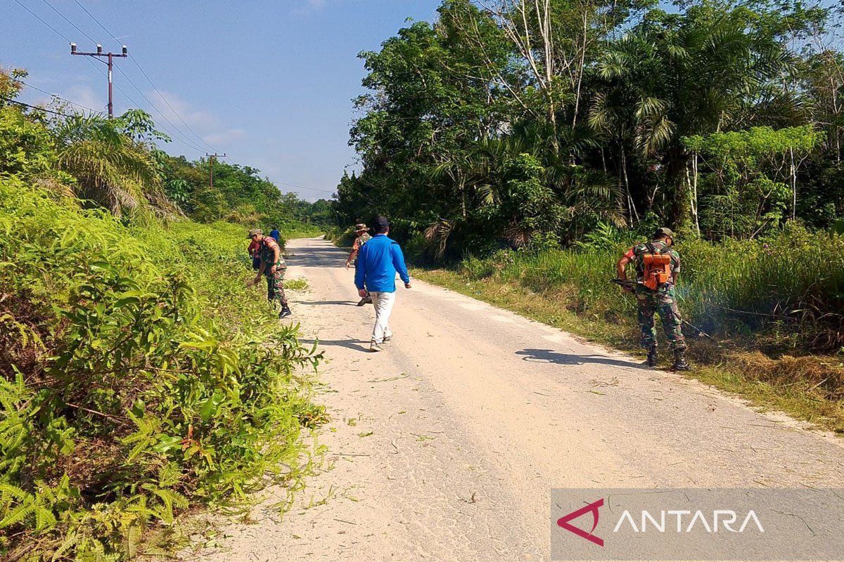 Babinsa bersama warga gotong royong benahi jalan di Samba Kahayan