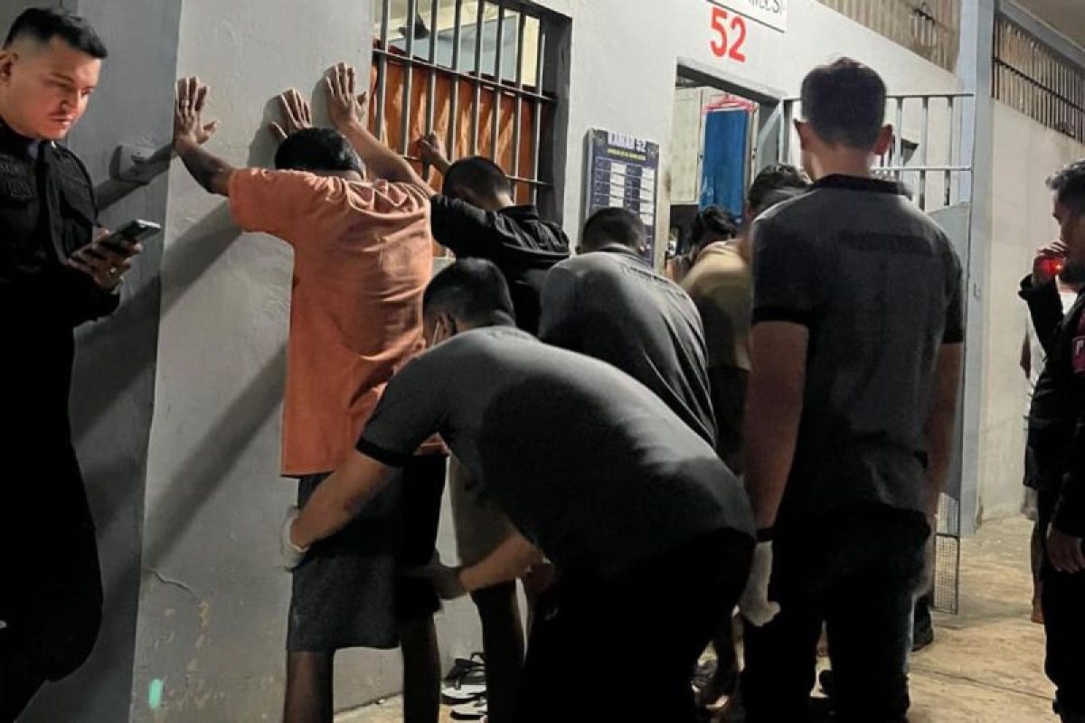 Petugas sita telepon genggam di Lapas Banda Aceh
